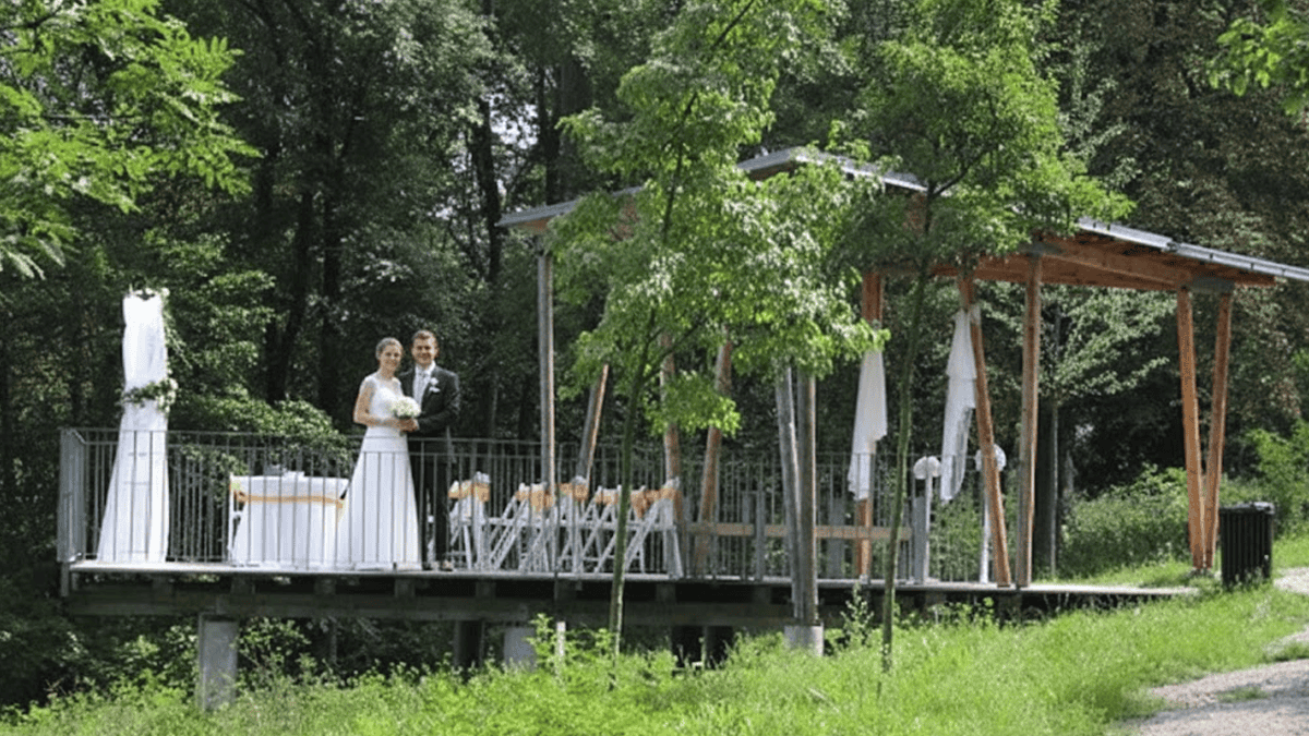 novomanželé stojí na svatebně vyzdobené platformě ve Wilsonově lese - jednom z míst na focení svatby v Brně a okolí