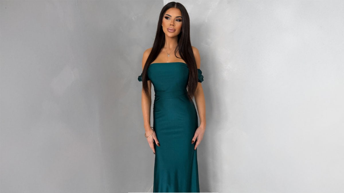 Smaragdově zelené dlouhé společenské šaty se spadlými rameny – trendy šaty na svatbu 2026 pro družičku nebo svědkyni