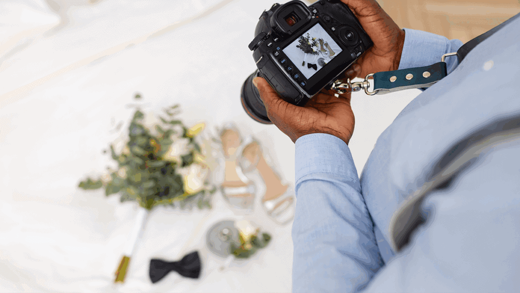 Náhled na displej svatebního fotografa, na pozadí svatební rekvizity - ilustrační foto k článku na tém Kolik stojí svatební fotograf