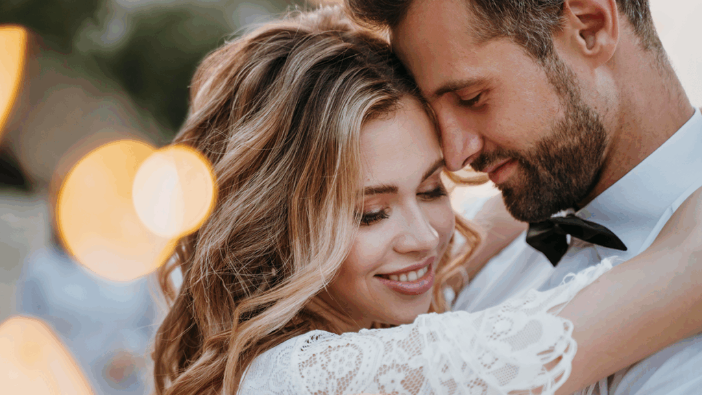 Žena s mužem v objetí - svatební fotografie - tipy a inspirace na pózování