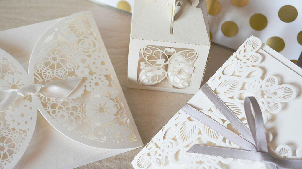 svatební oznámení, bílé prořezané vzory, ilustrační obrázek k tématu jak psát oslovení na svatební oznámení